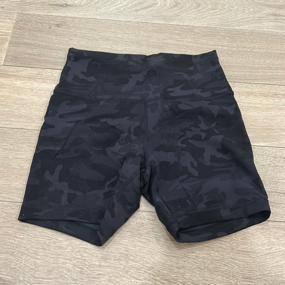 lululemon athletica Pants - Lululemon camo booty shorts